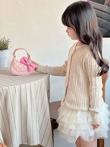 Détail du sac à main matelassé rose pour fille avec grand nœud et lettrage LULU-ANN