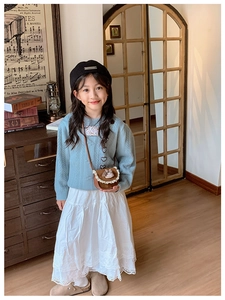 Maglione azzurro in maglia per bambina con ricamo a cuore e gonna a strati in pizzo