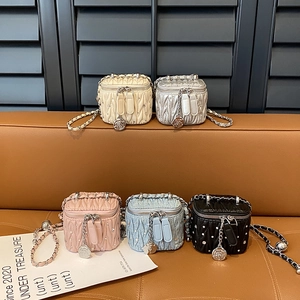 Mädchen Mini Umhängetasche Gestepptes PU Leder Matelassé Plissee Strass Elegante Metallkette Schultertasche Für Kleinkinder