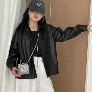 Kinderjacke aus schwarzem Kunstleder mit Hemdkragen und Taschen im modischen Streetstyle
