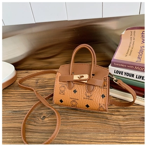 Vue détaillée du mini sac à motif ours avec boucle métallique et double poignée