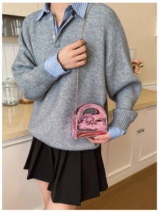 Détail du sac à main en cuir verni rose pour filles avec nœud et chaîne dorée