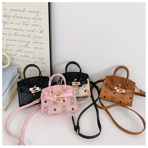 Détail de mini sacs à main pour enfants avec ours en noir, rose, crème et marron cuir