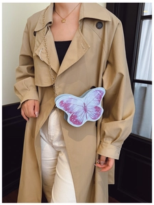 Détail du sac bandoulière papillon pour fille avec ailes roses et fine chaîne dorée
