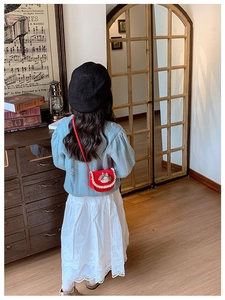Borsa a tracolla rossa bimbi con pizzo bianco e dettaglio coniglietto 3D su maglione