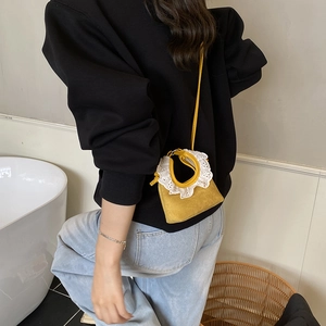 Mini sac à bandoulière jaune mignon avec dentelle blanche et fine sangle pour petite fille