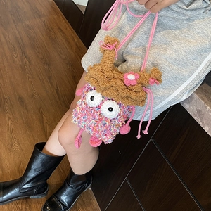 Sac bandoulière monstre en crochet rose pour enfants avec yeux et fleurs déco
