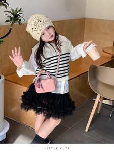Mini borsa rosa per bambina con dettaglio foulard in seta e logo in un caffè