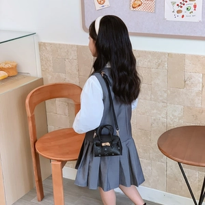 Mini sac à bandoulière pour enfants en cuir noir avec imprimés et fermoir doré chic