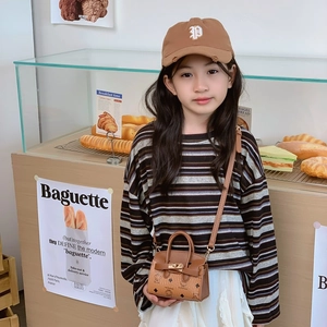 Mini sac bandoulière enfant avec imprimé ours et rabat dans un décor de boulangerie