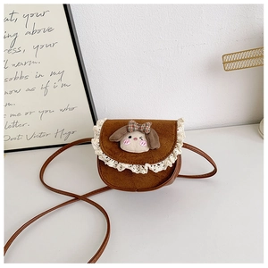 Dettaglio mini borsa bambina in camoscio marrone con pizzo e personaggio dei cartoni