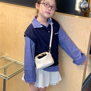 Chic white children's mini crossbody bag in pebble grain leather with shoulder strap