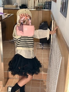 Mini borsa a tracolla rosa per bambine con manico decorato con sciarpa a pois
