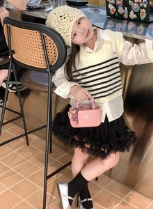 Mini borsa in pelle rosa con manico in foulard di seta e lettere in metallo per bambine