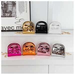 Détails des mini sacs en cuir verni brillant avec nœuds en sept couleurs vives