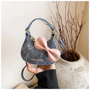 Gros plan du sac en denim matelassé avec nœud rose et texte HELLOMOM brodé