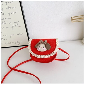 Dettaglio borsa a tracolla rossa per bambina in camoscio con pizzo e patch bimba