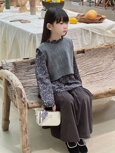 Dettaglio di una mini borsa crema con sciarpa a scacchi su un outfit stile mori girl
