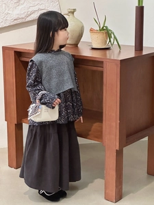 Completo autunnale per bambina con camicia floreale, gilet in maglia grigia e gonna nera