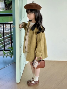 Cappotto kaki medio per bambina con borsa marrone decorata da un foulard di seta fine