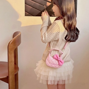 Petit sac à bandoulière rose matelassé pour enfant avec nœud et bandoulière réglable