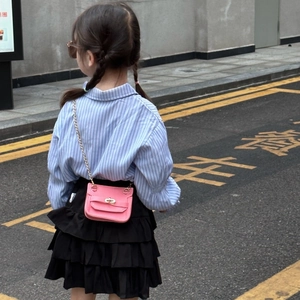 Mini sac bandoulière rose pour filles avec fermoir doré et chaîne en métal brillant