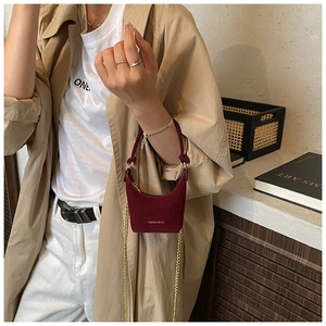 Détail du mini sac à main bordeaux mat avec bandoulière en chaîne pour filles