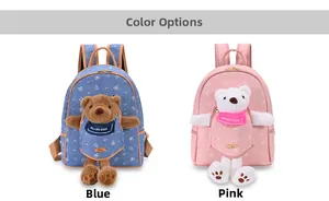 Dettaglio di zaini in peluche a forma di orso blu e rosa con simpatiche bambole 3D e stampe