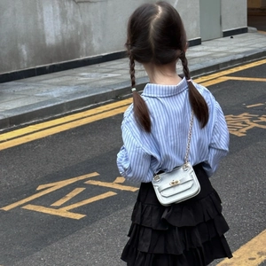 Mini sac bandoulière argenté pour fille avec chaîne sur chemise à rayures bleues