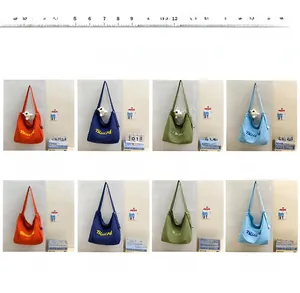 Vue en grille de sacs en toile pour enfants avec lettres Bluck en orange, bleu et vert