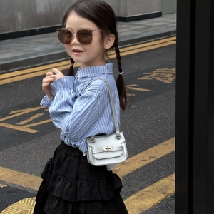 Mini sac bandoulière argenté pour enfants avec chemise à rayures en extérieur