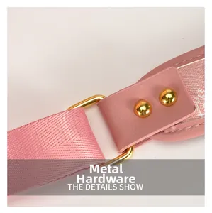 Dettaglio della tracolla in nylon rosa con fibbia a D in metallo dorato lucido