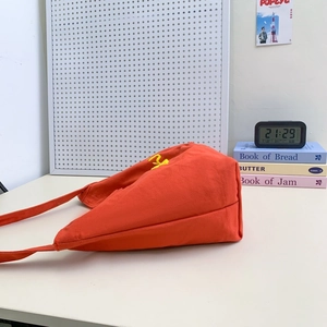 Détail du sac enfant en toile rouge avec broderie jaune et base robuste