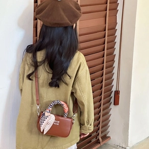 Mini borsa a tracolla marrone per bambina con foulard decorativo e logo ARIR