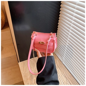 Détail du mini sac bandoulière en cuir rose avec fermoir doré et bandoulière chaîne