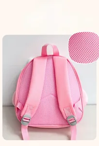 Détail du sac à dos rose pour enfant avec dos en maille respirante et bretelles larges