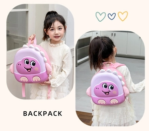 Détail d'un joli sac à dos dinosaure 3D pour enfants avec bretelles roses réglables