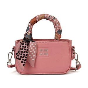 Mini borsa a mano rosa da bambina in ecopelle con foulard decorativo sul manico