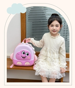 Sac à dos rose pour tout petit avec coque 3D dinosaure porté par une petite fille