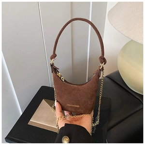Vue détaillée du mini sac marron mat pour filles avec chaîne dorée et poignée ronde