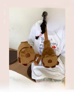 Detail der süßen Capybara Plüsch Umhängetasche mit weichem braunem Fell und Stickerei
