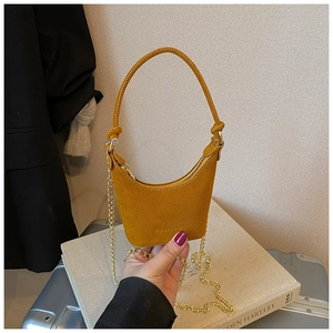 Détail du sac à main jaune moutarde fini mat avec bandoulière chaîne pour fillettes