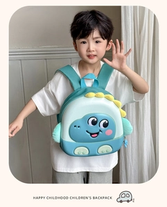 Détail des bretelles ergonomiques respirantes d'un sac à dos dinosaure pour enfants