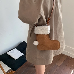 Détail du sac bandoulière botte de Noël en daim marron avec bordure en fausse fourrure