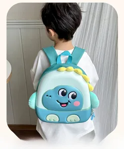 Détail d'un sac à dos enfant dinosaure avec pointes en peluche 3D et tissu doux et léger