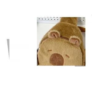 Detailansicht der Capybara-Brusttasche aus Plüsch mit Stickerei und 3D-Ohren