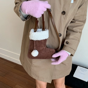 Sac bandoulière en forme de botte marron avec bordure en polaire blanche et pompon
