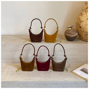 Détails de mini sacs à main semi-circulaires en daim dans cinq tons chauds d'automne