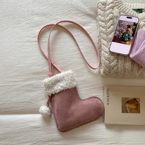 Sac bandoulière rose en forme de botte avec bordure en peluche blanche et pompon mignon