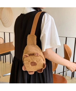 Detailaufnahme der flauschigen Capybara-Plüschtasche mit 3D-Ohren und Stickerei